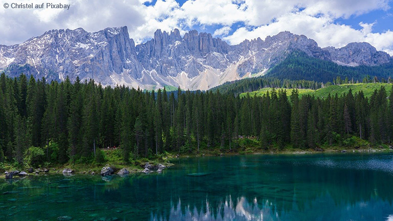 Wie im Märchen: Die traumhafte Bergkulisse von Südtirol verzaubert Groß und Klein.