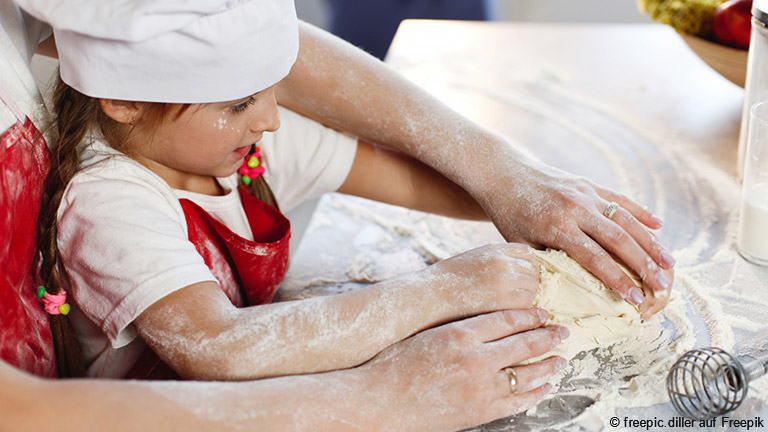 Das gemeinsame Backen von Brot mit Kindern ist nicht nur eine unterhaltsame Aktivität, sondern auch eine lehrreiche Erfahrung.