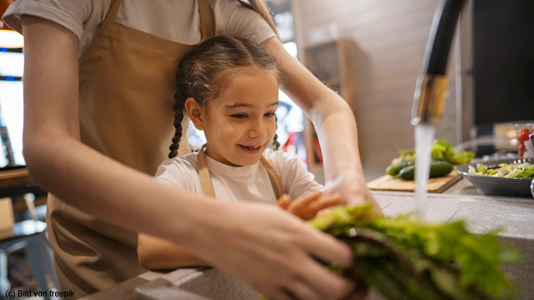 Kleine Küchenhelfer: Welche Aufgaben Kinder in der Küche übernehmen können